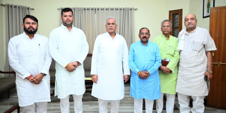 बिरनपुर में दिवंगत 22 वर्षीय युवक के परिवार के सदस्य को दी जाएगी सरकारी नौकरी CM बघेल