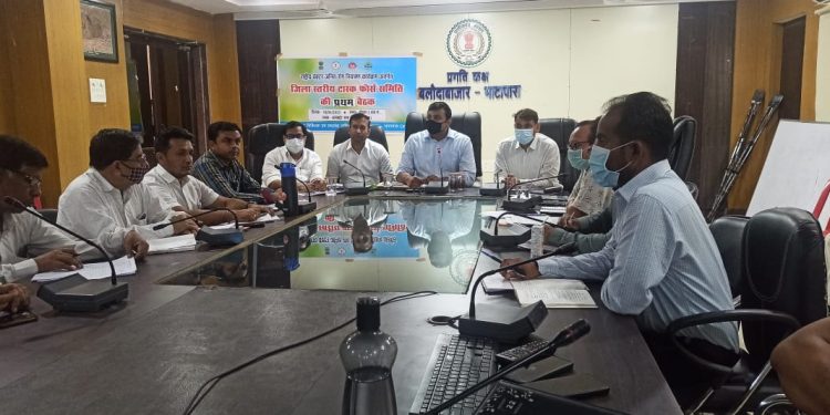 बलौदाबाजार-भाटापारा कलेक्टर ने रोजगार संबंधी बेहतर कार्य योजना बनाने एवं फ्लैगशिप योजनाओं में कोताही नहीं बरतने के दिए निर्देश,विभिन्न विभागों के कार्याे की समीक्षा