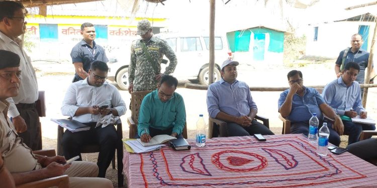 बलौदाबाजार-भाटापारा:- भेंट-मुलाकात हेतु स्थल चिन्हांकन व निरीक्षण में पहुंचे कलेक्टर रजत बंसल, जिले का अंतिम भेंट -मुलाकात भाटापारा अंतर्गत ग्राम कड़ार में कार्यक्रम की तैयारियों के लिए अधिकारियों को दिए निर्देश बलौदाबाजार-भाटापारा:- भेंट-मुलाकात हेतु स्थल चिन्हांकन व निरीक्षण में पहुंचे कलेक्टर रजत बंसल, जिले का अंतिम भेंट -मुलाकात भाटापारा अंतर्गत ग्राम कड़ार में कार्यक्रम की तैयारियों के लिए अधिकारियों को दिए निर्देश