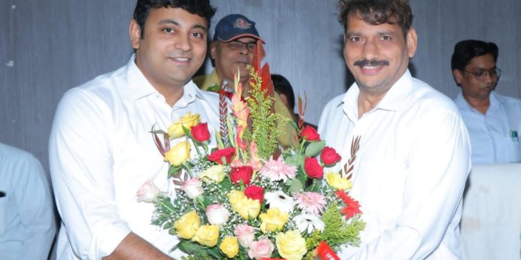 जिले को और तेजी से विकास की ओर ले जाने की जरूरत :श्री बंसल   चुनौतियों से मिलती है सीख : श्री वर्मा  कलेक्टर बंसल व सीईओ वर्मा को दी गई भावभीनी विदाई