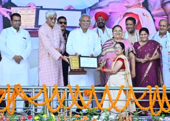 बलौदाबाजार-भाटापारा:- मुख्यमंत्री के हाथों जिले के 5 उत्कृष्ठ आंगनबाड़ी कार्यकर्ता एवं सहायिका हुए सम्मानित