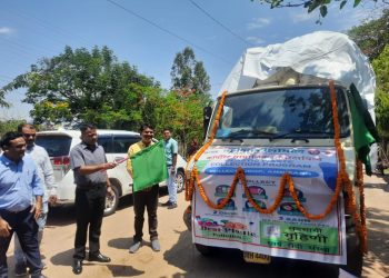 शहर को प्लास्टिक मुक्त बनाने कलेक्टर ने शुरू की पहल , हरी झण्डी दिखाकर वाहन को किया रवाना  समूह की महिलाओं को स्वच्छता के लिए किया प्रोत्साहित