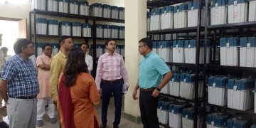 बलौदाबाजार-भाटापारा:- ई.व्ही.एम.वेयर हाऊस पहुँचे कलेक्टर,मतगणना स्थल का भी किया अवलोकन
