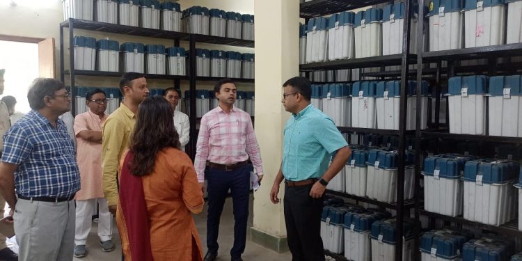 बलौदाबाजार-भाटापारा:- ई.व्ही.एम.वेयर हाऊस पहुँचे कलेक्टर,मतगणना स्थल का भी किया अवलोकन