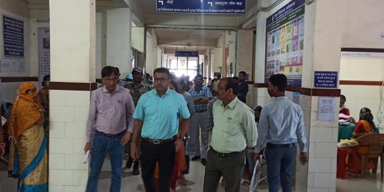 कलेक्टर ने किया जिला हॉस्पिटल का आकस्मिक निरीक्षण,मरीजों से मुलाकात कर लिया जायजा