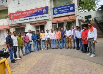 रायपुर: साहू समाज की आराध्य देवी मां कर्मा देवी पर अमर्यादित और अभद्र टिप्पणी करने वाले व्यक्ति के खिलाफ युवा प्रकोष्ठ के पदाधिकारियों ने सिविल लाइन थाने में दर्ज करवाया लिखित शिकायत