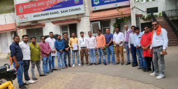 रायपुर: साहू समाज की आराध्य देवी मां कर्मा देवी पर अमर्यादित और अभद्र टिप्पणी करने वाले व्यक्ति के खिलाफ युवा प्रकोष्ठ के पदाधिकारियों ने सिविल लाइन थाने में दर्ज करवाया लिखित शिकायत