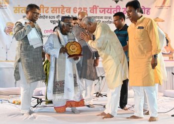 बलौदाबाजार: संत कबीर दास के भजनों से मंत्र मुग्ध हुआ बलौदाबाजार,पद्मश्री भारती बंधु ने दी आकर्षक प्रस्तुति