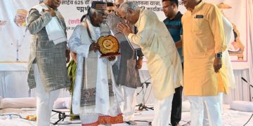 बलौदाबाजार: संत कबीर दास के भजनों से मंत्र मुग्ध हुआ बलौदाबाजार,पद्मश्री भारती बंधु ने दी आकर्षक प्रस्तुति