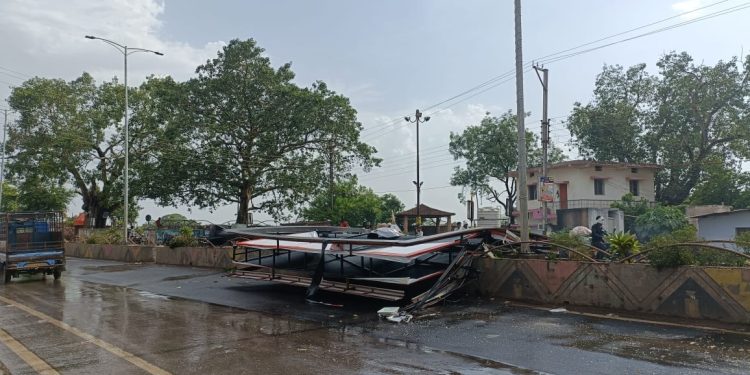 बिक्री के चौक पर लगे होल्डिंग बोर्ड गिरे