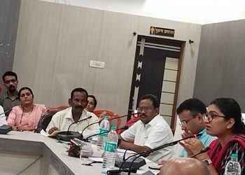 विद्यालय प्रारंभ होने के पूर्व शालाओं में सभी आवश्यक व्यवस्थाएं करे सुनिश्चित करें- कलेक्टर