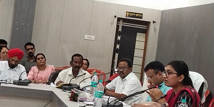 विद्यालय प्रारंभ होने के पूर्व शालाओं में सभी आवश्यक व्यवस्थाएं करे सुनिश्चित करें- कलेक्टर