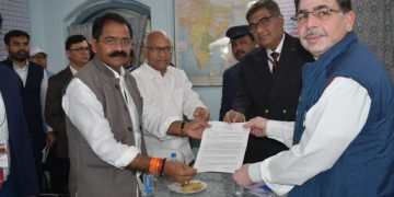 भाटापारा: दक्षिण पूर्व मध्य रेलवे बिलासपुर ज़ोन के महाप्रबंधक आलोक कुमार के भाटापारा आगमन पर स्थानीय विधायक इंद्र साव ने आम नागरिकों के लिए मांगी ढेरों सुविधाएं….