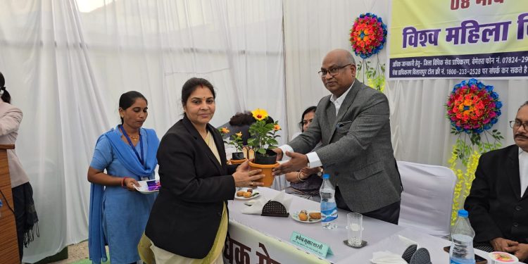 विश्व महिला दिवस पर जिला न्यायालय बेमेतरा में जिला न्यायाधीश द्वारा सम्मान कार्यक्रम का आयोजन