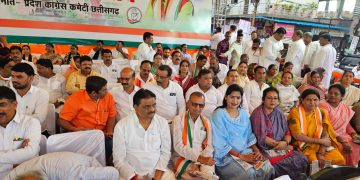 छत्तीसगढ़ कांग्रेस कमेटी के प्रदेश अध्यक्ष दीपक बैज  के नेतृत्व में विधानसभा घेराव के कार्यक्रम में सम्मिलित हुई कसडोल विधानसभा के पूर्व विधायक सुश्री शकुन्तला साहू