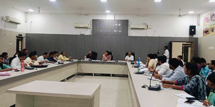 बलौदाबाजार : जिला पंचायत सीईओ ने पीएम आवास एवं एसबीएम की समीक्षा