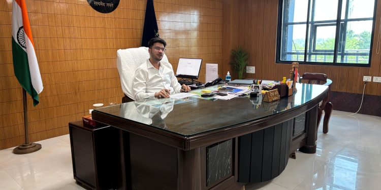 किसानों क़ो खाद-बीज़ लेने में न हो कोई दिक्कत -कलेक्टर ,समितियों में पर्याप्त मात्रा में खाद-बीज़ भण्डारण के निर्देश..