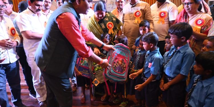 शाला प्रवेशोत्सव 2025 : पूरी क्षमता क़ो सही दिशा में लगाकर सफलता का सोपान तय करें – राजस्व मंत्री श्री वर्मा शाला प्रवेशोत्सव 2025 : पूरी क्षमता क़ो सही दिशा में लगाकर सफलता का सोपान तय करें – राजस्व मंत्री श्री वर्मा