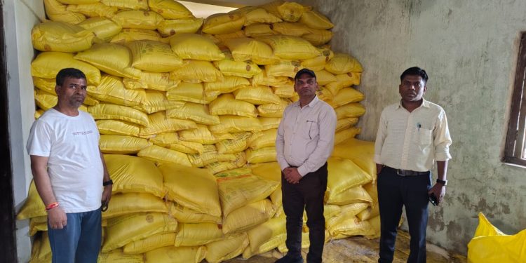 कृषि विभाग की टीम ने विक्रय केंद्रों में दी दबिश, अवैध खाद- बीज किया जब्त
