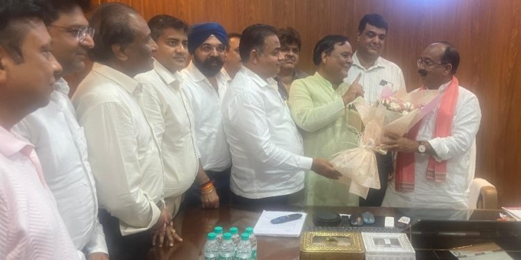 नगरी प्रशासन मंत्री अरुण साव से मिले पंडरी कपड़ा मार्केट एवं थोक बाजार निगम मार्केट की समस्या के लिए चेंबर के पदाधिकारी