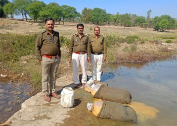 बलौदाबाजार: आबकारी विभाग़ की कार्रवाई,खिलाफ लगातार कार्यवाही 76000 रुपये का महुआ शराब व लाहन जब्त