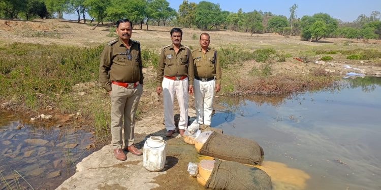 बलौदाबाजार: आबकारी विभाग़ की कार्रवाई,खिलाफ लगातार कार्यवाही 76000 रुपये का महुआ शराब व लाहन जब्त बलौदाबाजार: आबकारी विभाग़ की कार्रवाई,खिलाफ लगातार कार्यवाही 76000 रुपये का महुआ शराब व लाहन जब्त