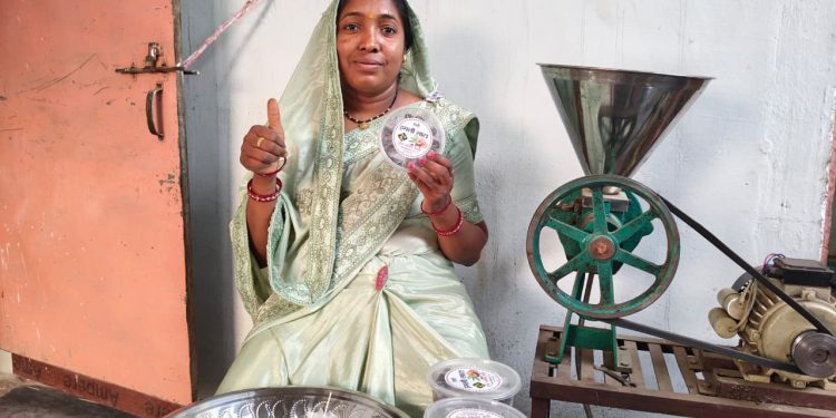 बलौदाबाजार: इमली लाटा को राखी ध्रुव ने बनाया आजीविका का साधन,खट्टे -मीठे अनुभव से तय की सफलता की सफर