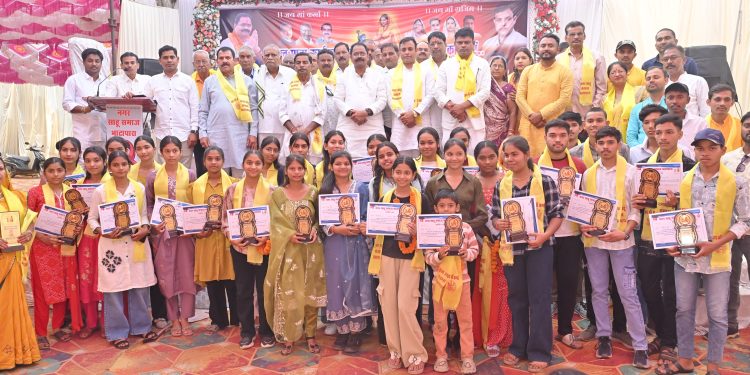 भाटापारा: नगर साहू समाज द्वारा धूमधाम से मनाई गई भक्त माता कर्मा जयंती एवं प्रतिभावान सम्मान समारोह भाटापारा: नगर साहू समाज द्वारा धूमधाम से मनाई गई भक्त माता कर्मा जयंती एवं प्रतिभावान सम्मान समारोह