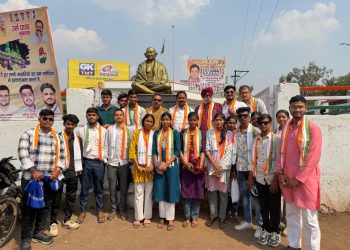 सिमगा: विधायक इन्द्र साव ने छात्र छात्राओं को तिरंगा गमछा पहनाकर स्वागत किया